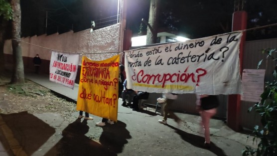 Ante el incumplimiento de acuerdos por parte de la directora del  CBTIS 13 en Xalapa, ante la DGETI, de realizar una asamblea extraordinaria para abordar la transparencia del uso de las cuotas escolares, padres de familia tomaron las instalaciones del plantel. 