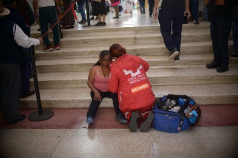 Paramédicos atendieron a 2 adultos mayores que se sintieron mal en el pasaje Tanos  un hombre que iba pasando y se desvaneció, y de una mujer que estaba formada para cobrar en el Banco del Bienestar bajo los intensos rayos de sol.