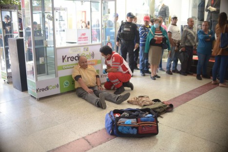 Paramédicos atendieron a 2 adultos mayores que se sintieron mal en el pasaje Tanos  un hombre que iba pasando y se desvaneció, y de una mujer que estaba formada para cobrar en el Banco del Bienestar bajo los intensos rayos de sol.