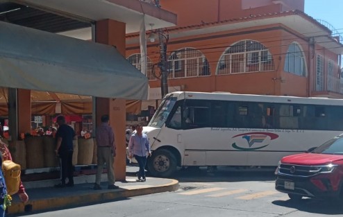 Una mujer fue atropellada por un camión del transporte público cuando intentaba cruzar la esquina de Poeta y Revolución. Fue trasladada a la clínica 11 del IMSS.
