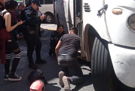 Una mujer fue atropellada por un camión del transporte público cuando intentaba cruzar la esquina de Poeta y Revolución. Fue trasladada a la clínica 11 del IMSS.

