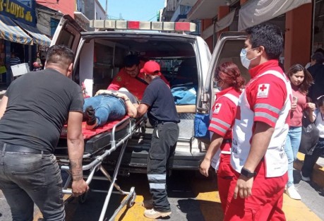 Una mujer fue atropellada por un camión del transporte público cuando intentaba cruzar la esquina de Poeta y Revolución. Fue trasladada a la clínica 11 del IMSS.
