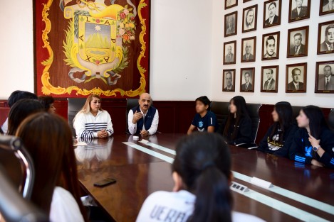  Para el Ayuntamiento es fundamental impulsar todas las actividades culturales y deportivas que brinden salud y faciliten el desarrollo de la juventud, afirmó el presidente municipal Ricardo Ahued Bardahuil al recibir a integrantes del Club Xalapa VIP de Voleibol, quienes representarán a Xalapa en la fase estatal de los Juegos Conade 2024.