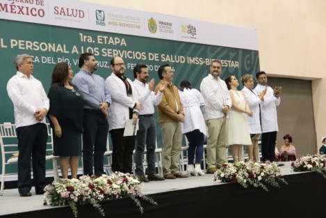 El Instituto Mexicano del Seguro Social (IMSS) y el gobierno de Veracruz entregaron 3 mil 328 bases a trabajadores de la salud incorporados al Órgano Público Descentralizado (OPD) IMSS-Bienestar en la entidad, durante la primera etapa para regularizar la situación laboral de personas que desempeñan disciplinas médicas, de enfermería y paramédicas, y que se encuentran contratadas bajo condiciones precarias o temporales.