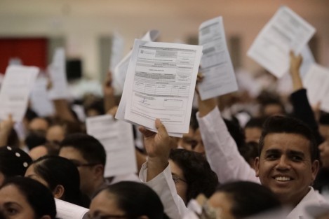 El Instituto Mexicano del Seguro Social (IMSS) y el gobierno de Veracruz entregaron 3 mil 328 bases a trabajadores de la salud incorporados al Órgano Público Descentralizado (OPD) IMSS-Bienestar en la entidad, durante la primera etapa para regularizar la situación laboral de personas que desempeñan disciplinas médicas, de enfermería y paramédicas, y que se encuentran contratadas bajo condiciones precarias o temporales.