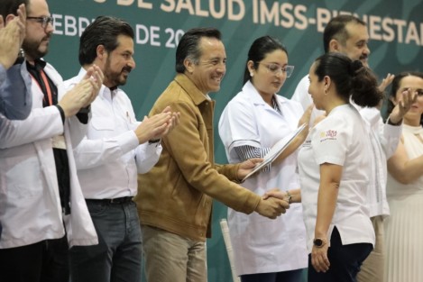 Durante un evento realizado en el Salón Tajín del World Trade Center (WTC) de Veracruz, se realizó la entrega simbólica de 10 nombramientos de basificación en una ceremonia encabezada por el director general del Seguro Social, Zoé Robledo, y el gobernador estatal, Cuitláhuac García Jiménez; además se contó con la asistencia del director general del OPD IMSS-Bienestar, doctor Alejandro Calderón Alipi.