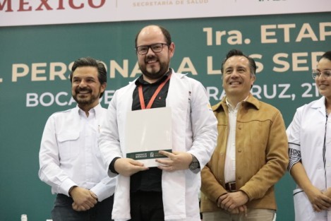 Durante un evento realizado en el Salón Tajín del World Trade Center (WTC) de Veracruz, se realizó la entrega simbólica de 10 nombramientos de basificación en una ceremonia encabezada por el director general del Seguro Social, Zoé Robledo, y el gobernador estatal, Cuitláhuac García Jiménez; además se contó con la asistencia del director general del OPD IMSS-Bienestar, doctor Alejandro Calderón Alipi.