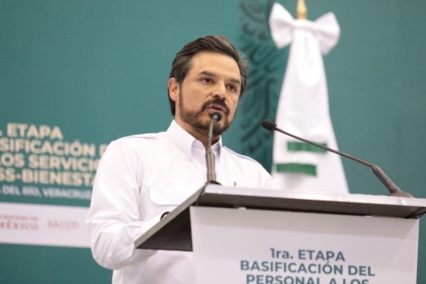 En su mensaje, el director general del IMSS, Zoé Robledo, señaló que hoy 3 mil 328 trabajadores basificados son los primeros de varias generaciones que formarán parte del OPD IMSS-Bienestar, por lo cual deben sentirse orgullosos de ser los pioneros de una institución federal que no solamente les hace justicia, también pretende otorgar servicios de atención y que los deben de recibir a tiempo y con la calidad.