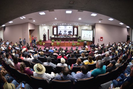 Con el propósito de crear un espacio de diálogo y debate acerca de los cambios y adecuación que la legislación y las instituciones requieren para fortalecer el campo veracruzano, que contribuye a la soberanía alimentaria y energética de este país, este día, se llevó a cabo en el Palacio Legislativo el foro de seguimiento: Hacia una nueva legislación en materia agraria.