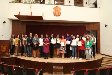  Servidores públicos de la Comisión Estatal de Búsqueda (CEBV) recibieron competencias y conocimientos en torno a instituciones, marco jurídico, reglamentos y protocolos, normas de atención a víctimas, técnicas de entrevista, escenarios de búsqueda forense y en vida, análisis de contexto y herramientas para el manejo del estrés y autocuidado.
