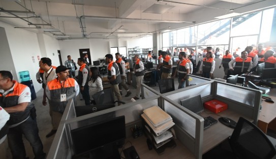 La Torre orgullo Veracruzano alberga oficinas de la Secretaría de Protección Civil y algunas de la Secretaría de Educación, con los que se logra un millonario ahorro. Trabajadores expresaron al mandatario estatal su agradecimiento por la dignificación de sus espacios laborales. 