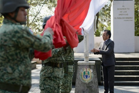 El mandatario estatal Cuitláhuac García presidió la conmemoración por el Día de la Bandera, en el Parque Juárez.