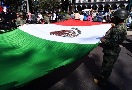  Con el izamiento del lábaro patrio a toda asta por parte del titular del Poder Ejecutivo Cuitláhuac García Jiménez, Veracruz se unió a la conmemoración nacional por el Día de la Bandera que el presidente Andrés Manuel López Obrador encabezó desde la explanada “Sánchez Taboada en Sinaloa.