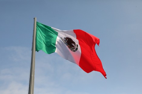  Con el izamiento del lábaro patrio a toda asta por parte del titular del Poder Ejecutivo Cuitláhuac García Jiménez, Veracruz se unió a la conmemoración nacional por el Día de la Bandera que el presidente Andrés Manuel López Obrador encabezó desde la explanada “Sánchez Taboada en Sinaloa.