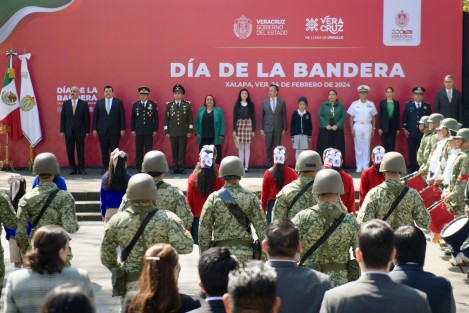  Con el izamiento del lábaro patrio a toda asta por parte del titular del Poder Ejecutivo Cuitláhuac García Jiménez, Veracruz se unió a la conmemoración nacional por el Día de la Bandera que el presidente Andrés Manuel López Obrador encabezó desde la explanada “Sánchez Taboada en Sinaloa.