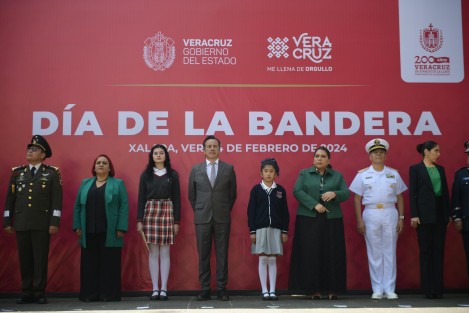 A la conmemoración se sumaron las presidentas del Congreso local y el Tribunal Superior de Justicia, Adriana Esther Martínez Sánchez y Lisbeth Aurelia Jiménez Aguirre; los comandantes de la 26/a Zona Militar, Rubén Zamudio Matías, de la Tercera Región Naval, Raúl Pérez Vázquez, así como el Coordinador Estatal de la Guardia Nacional en Veracruz, Vicente Dimayuga Canales.