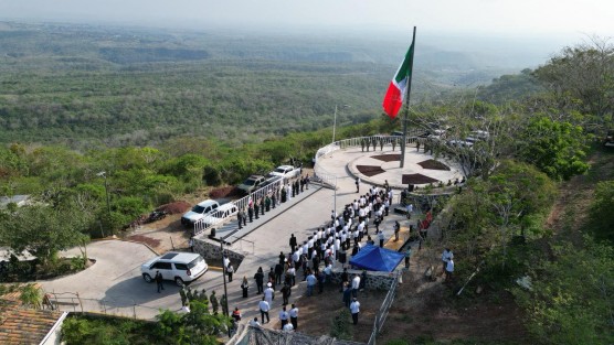 Esta mañana en Cerro Gordo autoridades estatales realizaron el acto conmemorativo por el Día de la Bandera Nacional, uno de los símbolos que nos identifica como mexicanos y dan sentido a la patria soberana que somos, expresó el Gobernador Cuitláhuac García en sus redes sociales. 