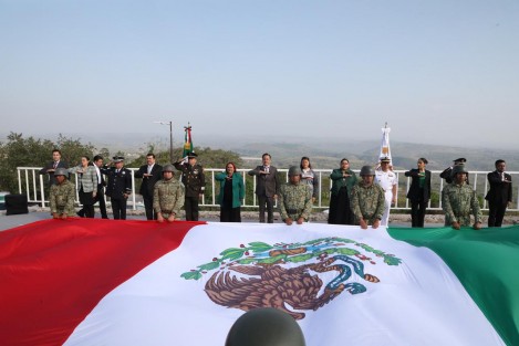 Esta mañana en Cerro Gordo autoridades estatales realizaron el acto conmemorativo por el Día de la Bandera Nacional, uno de los símbolos que nos identifica como mexicanos y dan sentido a la patria soberana que somos, expresó el Gobernador Cuitláhuac García en sus redes sociales. 