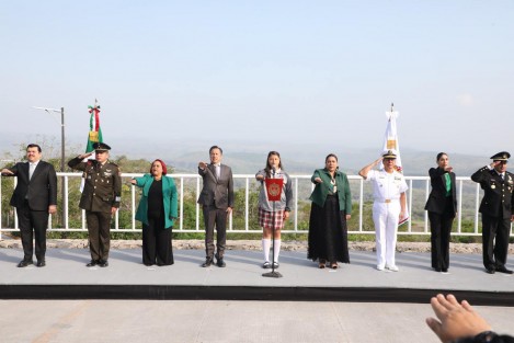 Esta mañana en Cerro Gordo autoridades estatales realizaron el acto conmemorativo por el Día de la Bandera Nacional, uno de los símbolos que nos identifica como mexicanos y dan sentido a la patria soberana que somos, expresó el Gobernador Cuitláhuac García en sus redes sociales. 