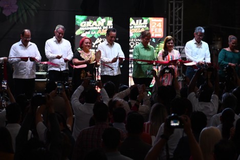 La noche del sábado el gobernador Cuitláhuac García Jiménez inauguró en el municipio de  La Antigua, la pavimentación{on de calles, introducción de de drenaje y  luminarias.

