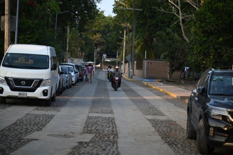 La noche del sábado el gobernador Cuitláhuac García Jiménez inauguró en el municipio de  La Antigua, la pavimentación{on de calles, introducción de de drenaje y  luminarias.

