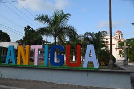 La noche del sábado el gobernador Cuitláhuac García Jiménez inauguró en el municipio de  La Antigua, la pavimentación{on de calles, introducción de de drenaje y  luminarias.

