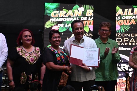 Durante el evento fue acompañado por el alcalde Adolfo Bernardo Carrión Carrillo, el secretario de Turismo, Iván Martínez Olvera, la secretaria de Cultura, Silvia Alejandre Prado, el titular de Sedesol, Enrique Nachón García. El mandatario estatal también hizo entrega de micro créditos a pequeñas empresarias de la zona.
