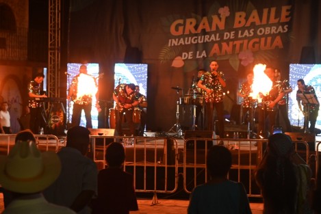 En una celebración amenizada por la Danzonera de Actopan de Juan Carreto y el grupo de salsa Salsabor, agradeció la comprensión de los pobladores para, juntos, darle una nueva imagen al municipio. 