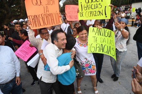 La Cuarta Transformación cumplió su compromiso de reconstruir el bienestar y desarrollo de La Antigua con obras y acciones, luego de la destrucción heredada de otros gobiernos, destacó el gobernador Cuitláhuac García Jiménez al inaugurar la mejora de las calles en la cabecera municipal con una inversión superior a los 24 mdp.
