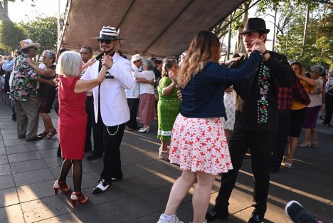 Como cada domingo a partir de las 17:00 hrs. en el parque Juárez de Xalapa, esta  tarde soleada se llevó a cabo otra jornada de Danzón pal Corazón, donde la Banda Sinfónica de Gobierno del Estado deleitó a todos los presentes con su talento y puso a bailar a muchas personas.