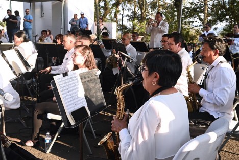 Como cada domingo a partir de las 17:00 hrs. en el parque Juárez de Xalapa, esta  tarde soleada se llevó a cabo otra jornada de Danzón pal Corazón, donde la Banda Sinfónica de Gobierno del Estado deleitó a todos los presentes con su talento y puso a bailar a muchas personas.