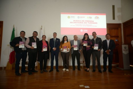 En la Casa Rébsamen, el secretario de Turismo, Iván Martínez, entregó el reconocimiento Tesoros de México, y presentó el catálogo de prestadores de servicios turísticos.
