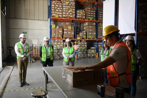 Junto a la titular de la dependencia, Guadalupe Díaz del Castillo Flores, y el director administrativo de los Servicios de Salud de Veracruz, Jorge Sisniega Fernández, el mandatario recorrió el recién remodelado Centro de Distribución de medicamentos, otra área que significaba corrupción y había que meterle mano, porque gastaban mucho dinero y no aseguraban el abasto.


