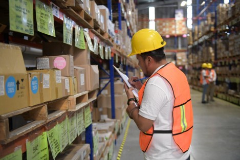 Junto a la titular de la dependencia, Guadalupe Díaz del Castillo Flores, y el director administrativo de los Servicios de Salud de Veracruz, Jorge Sisniega Fernández, el mandatario recorrió el recién remodelado Centro de Distribución de medicamentos, otra área que significaba corrupción y había que meterle mano, porque gastaban mucho dinero y no aseguraban el abasto.

