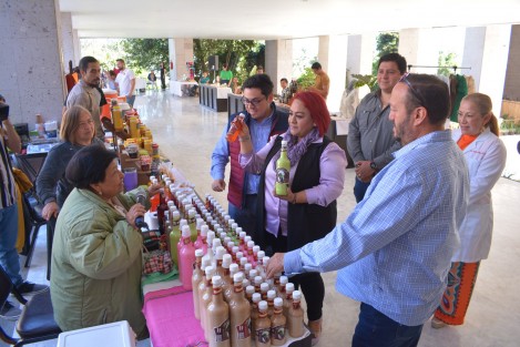 En apoyo al comercio local, el Congreso del Estado ha abierto sus puertas a artesanos veracruzanos de la Región Capital, en el Gran Mercado de Emprendimiento, instalado en el Palacio Legislativo y abierto al público en general los días lunes 26 y martes 27 de febrero.
