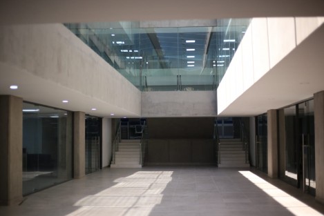 Las modernas instalaciones ubicadas en la avenida Lázaro Cárdenas, esquina Encanto, albergarán a 457 trabajadores y constan de planta baja, dos niveles, estacionamiento, un taller y laboratorio; el costo ascendió a 130 millones de pesos y el proyecto corrió a cargo de la Secretaría de Infraestructura y Obras Públicas. 