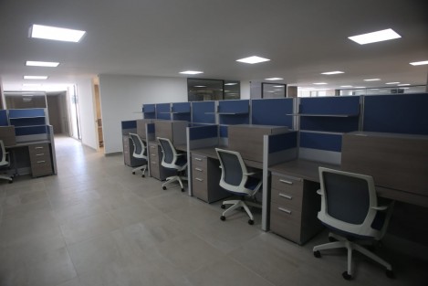 Las modernas instalaciones ubicadas en la avenida Lázaro Cárdenas, esquina Encanto, albergarán a 457 trabajadores y constan de planta baja, dos niveles, estacionamiento, un taller y laboratorio; el costo ascendió a 130 millones de pesos y el proyecto corrió a cargo de la Secretaría de Infraestructura y Obras Públicas. 