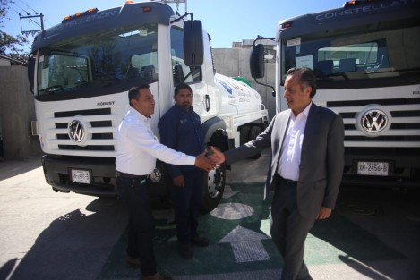 Previa supervisión con el director general de la CAEV, Jorge Ladrón de Guevara Benítez, el mandatario entregó 11 pipas capacidad de 10 mil litros y motobomba de 7.5 caballos de fuerza, destinadas a las oficinas operadoras de Río Blanco, Las Vigas, Perote, Acayucan, Catemaco, Cerro Azul, Álamo, Tuxpan, Pueblo Viejo y dos a Pánuco, indispensables para afrontar la época de estiaje.