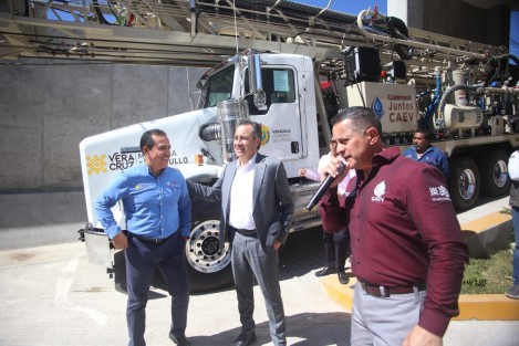 Previa supervisión con el director general de la CAEV, Jorge Ladrón de Guevara Benítez, el mandatario entregó 11 pipas capacidad de 10 mil litros y motobomba de 7.5 caballos de fuerza, destinadas a las oficinas operadoras de Río Blanco, Las Vigas, Perote, Acayucan, Catemaco, Cerro Azul, Álamo, Tuxpan, Pueblo Viejo y dos a Pánuco, indispensables para afrontar la época de estiaje.