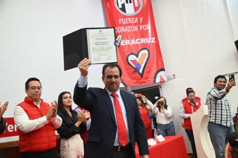  José Francisco Yunes Zorrilla recibió la constancia que lo acredita como candidato de la coalición Fuerza y Corazón por Veracruz al gobierno del estado, y aseguró con determinación: Que nadie se confunda, que a todos les quede claro: ganaremos la próxima elección.

