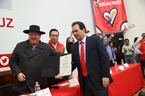  José Francisco Yunes Zorrilla recibió la constancia que lo acredita como candidato de la coalición Fuerza y Corazón por Veracruz al gobierno del estado, y aseguró con determinación: Que nadie se confunda, que a todos les quede claro: ganaremos la próxima elección.

