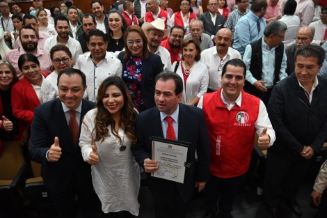 El acto celebrado en la sede estatal del PRI, reunió a líderes, militantes de las fuerzas políticas que integran la coalición, ciudadanas y ciudadanos simpatizantes.