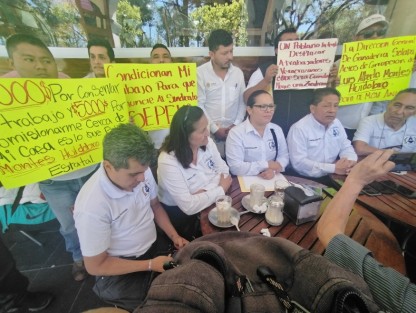 Trabajadores de SEDARPA realizaron una conferencia de prensa y posteriormente se  manifestaron en plaza Lerdo en contra del coordinador Alberto Montes, a quien acusan de corrupción y acoso laboral.