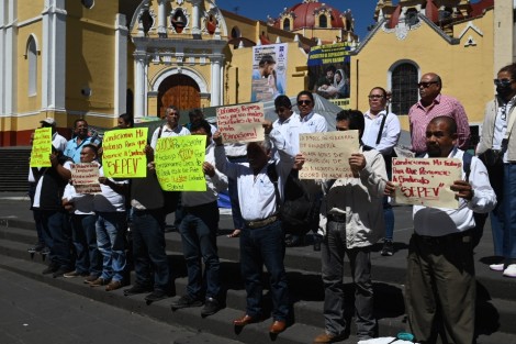 Trabajadores de SEDARPA realizaron una conferencia de prensa y posteriormente se  manifestaron en plaza Lerdo en contra del coordinador Alberto Montes, a quien acusan de corrupción y acoso laboral.