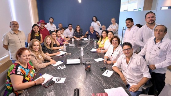 La Ingeniera Rocío Nahle García platicó en reunión sostenida en Boca del Río Ver.,  con los aspirantes a senadores y diputados federales que acompañarán a la Dra. Claudia Sheinbaum Pardo en el actual proceso electoral que se vive a nivel nacional y estatal.

