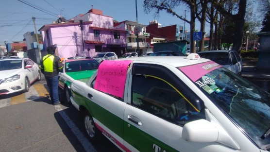 Taxistas se manifestaron con todo y sus unidades frente a Tránsito del Estado para protestar por presuntamente irregularidades cometidas por agentes de esta dependencia, finalmente fueron atendidos por funcionarios.