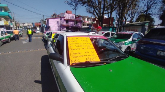 Taxistas se manifestaron con todo y sus unidades frente a Tránsito del Estado para protestar por presuntamente irregularidades cometidas por agentes de esta dependencia, finalmente fueron atendidos por funcionarios.