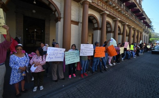 Mujeres, niños y hombres adheridos al Movimiento Antorchista protestaron frente a palacio de Gobierno por los años que llevan sin agua en diferentes colonias irregulares de la Capital de estado. ¿Será por irregulares?