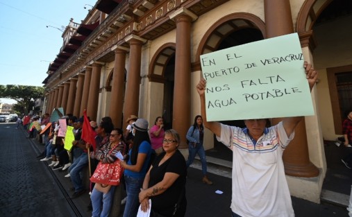 Mujeres, niños y hombres adheridos al Movimiento Antorchista protestaron frente a palacio de Gobierno por los años que llevan sin agua en diferentes colonias irregulares de la Capital de estado. ¿Será por irregulares?