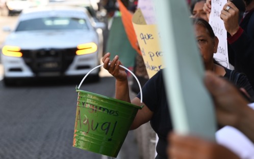 Mujeres, niños y hombres adheridos al Movimiento Antorchista protestaron frente a palacio de Gobierno por los años que llevan sin agua en diferentes colonias irregulares de la Capital de estado. ¿Será por irregulares?